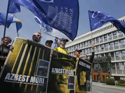 - Zveza sindikatov azbestnih bolnikov Slovenije (Zveza SABS)- Mednarodna organizacija Asbestos Risks Association (EARA)- Shod članov EARA in Zveze SABS, s katerim želijo odgovorne opozoriti na ustrezno re&scaron;evanje azbestne problematike. //FOTO: Jaka AdamičOPOMBA: ZA OBJAVO V ČASOPISU DNEVNIK