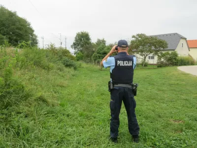 Migranti največkrat pridejo v Rigonce po progi ali pa kar po cesti čez nekdanji mejni prehod. F Dragana Stanković