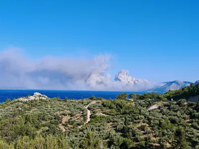 21.06.2025., Makarska - U mjestu Pisak koji se nalazi izmedju Omisa i Makarske izbio je pozar u sumi iznad magistrale. Nestalo je i struja, a avioni i vatrogasci su na terenu. Photo: Matko Begovic/PIXSELL