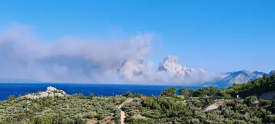 21.06.2025., Makarska - U mjestu Pisak koji se nalazi izmedju Omisa i Makarske izbio je pozar u sumi iznad magistrale. Nestalo je i struja, a avioni i vatrogasci su na terenu. Photo: Matko Begovic/PIXSELL
