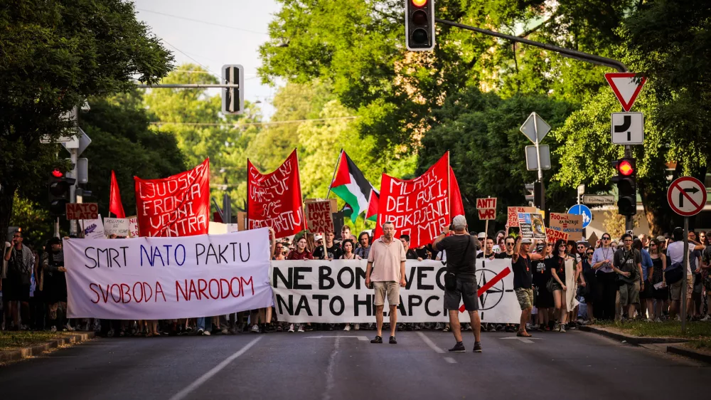 Ljubljana.Protestni shod proti oborozevanju, vojni in zvezi Nato pod geslom Ljudska fronta - vojni kontra!