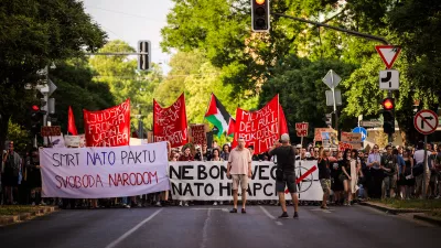 Ljubljana.Protestni shod proti oborozevanju, vojni in zvezi Nato pod geslom Ljudska fronta - vojni kontra!