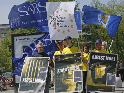 - Zveza sindikatov azbestnih bolnikov Slovenije (Zveza SABS)- Mednarodna organizacija Asbestos Risks Association (EARA)- Shod članov EARA in Zveze SABS, s katerim želijo odgovorne opozoriti na ustrezno re&scaron;evanje azbestne problematike. //FOTO: Jaka AdamičOPOMBA: ZA OBJAVO V ČASOPISU DNEVNIK