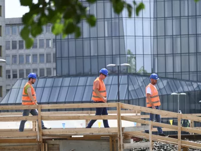 gradbincigradbeni&scaron;tvodelo v vročinidelavcigradbi&scaron;če10.07.2024 - Vročinski val v Ljubljani, Dunajska cestaFOTO: Nik Erik Neubauer