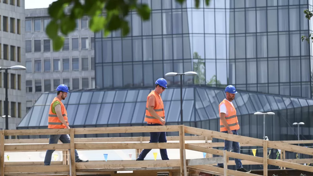 gradbincigradbeni&scaron;tvodelo v vročinidelavcigradbi&scaron;če10.07.2024 - Vročinski val v Ljubljani, Dunajska cestaFOTO: Nik Erik Neubauer