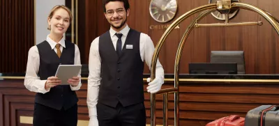 Mladi, ki se odločijo za počitniško delo, največkrat cenijo pozitivno in podporno delovno okolje, možnost timskega dela. F iStock