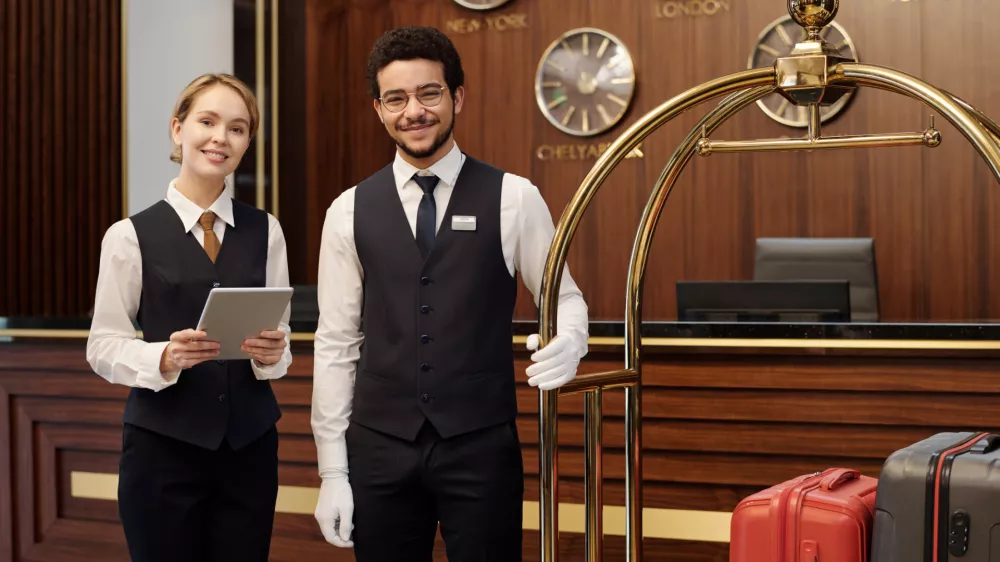 Mladi, ki se odločijo za počitni&scaron;ko delo, največkrat cenijo pozitivno in podporno delovno okolje, možnost timskega dela. F iStock