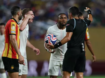 Soccer Football - FIFA Club World Cup - Group D - Esperance de Tunis v Chelsea - Lincoln Financial Field, Philadelphia, Pennsylvania, U.S. - June 24, 2025 Chelsea's Liam Delap and Christopher Nkunku remonstrate with referee Yael Perez REUTERS/Lee Smith