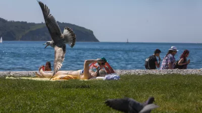 - 29.04.2024. Sončenje na mestni plaži v Izoli.- Turizem, kožni rak, galeb, sobivanje človeka in narave. //FOTO: Bojan Velikonja