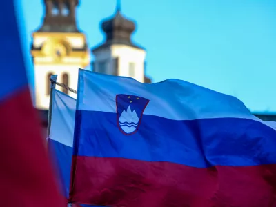 -Slovenska zastava, cerkveni stolp, ločitev cerkve od države, katoli&scaron;ka cerkev, - 19.02.2025. 17. protest kvazi upokojencev in zavoda, ali karkoli že 1. oktober proti vladi Roberta Goloba pod vodstvom kriminalca Pavla Ruparja.//FOTO: Bojan Velikonja