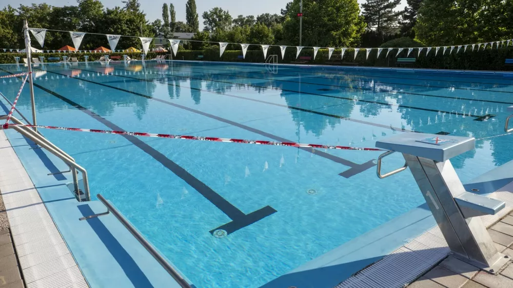 Na sn&iacute;mke je k&uacute;palisko Vada&scaron; v &Scaron;t&uacute;rove. K&uacute;palisko je otvoren&eacute; len pre ubytovan&yacute;ch host&iacute;, pokiaľ hygienici nerozhodn&uacute; inak. Vo vode na k&uacute;palisku na&scaron;li viacer&eacute; am&eacute;by.,Image: 1013684494, License: Rights-managed, Restrictions:, Model Release: noFoto: Profimedia