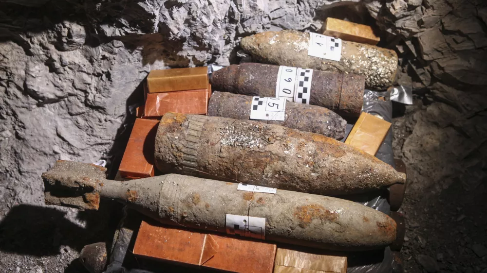 - mine - topovska granata - razstrelivo - neeksplodirana ubojna sredstva - - 12.12.2015 - iskalna akcija in uničenje neeksplodiranih ubojnih sredstev, Ren&scaron;ki vrh nad Novo Gorico  ///FOTO: Luka Cjuha. / Foto: Luka Cjuha