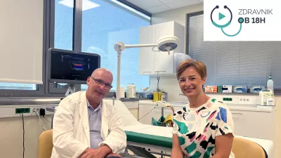 Specialist splo&scaron;ne in žilne kirurgije doc. dr. Mladen Gasparini je v pogovoru z moderatorko Vanjo Badovinac poudaril, da imajo pacienti z napredovalo obliko kronične venske bolezni povečano tveganje za nekatera druga obolenja arterijskega sistema, infarkte in celo skraj&scaron;ano življenjsko dobo. (Foto: Aetas)