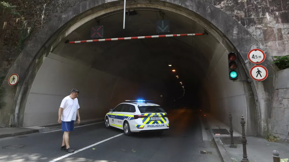 27.6.2025 zaprt tunel pod ljubljanskim gradom. policija