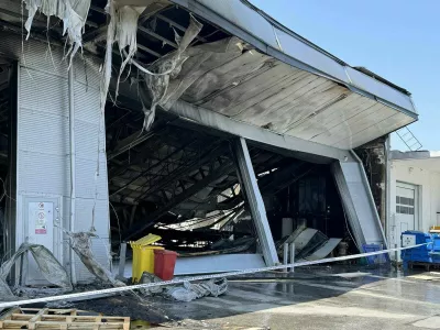 V podjetju naj bi ravno izdelovali novo plovilo, pogorelo je vse. Foto: bralec