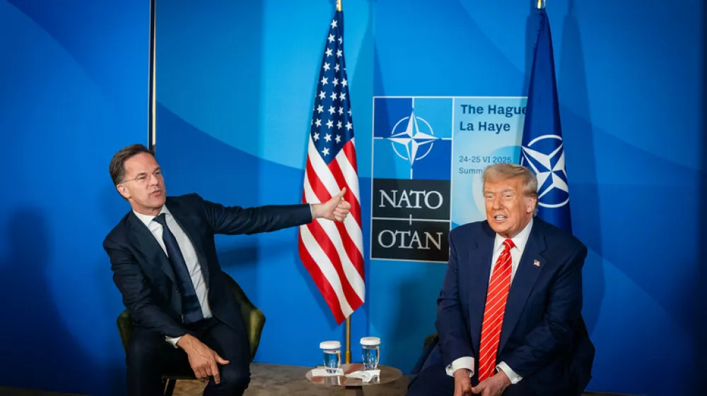 HANDOUT - 25 June 2025, Netherlands, The Hague: NATO Secretary General Mark Rutte and US President Donald Trump give remarks to the press on the sidelines of the 2025 NATO Summit. Photo: Martijn Beekman/NATO/dpa - ATTENTION: editorial use only and only if the credit mentioned above is referenced in full / Foto: Martijn Beekman