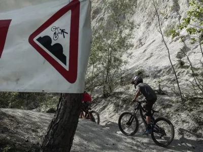 - 01.07.2015 - Bike park Ljubljana v nekdanjem kamnolomu ob Poduti?ki cesti v Ljubljani - spretnosti poligon, sestavljen iz zemeljskih in lesenih objektov - gorsko kolesarstvo   ///FOTO: Luka Cjuha.