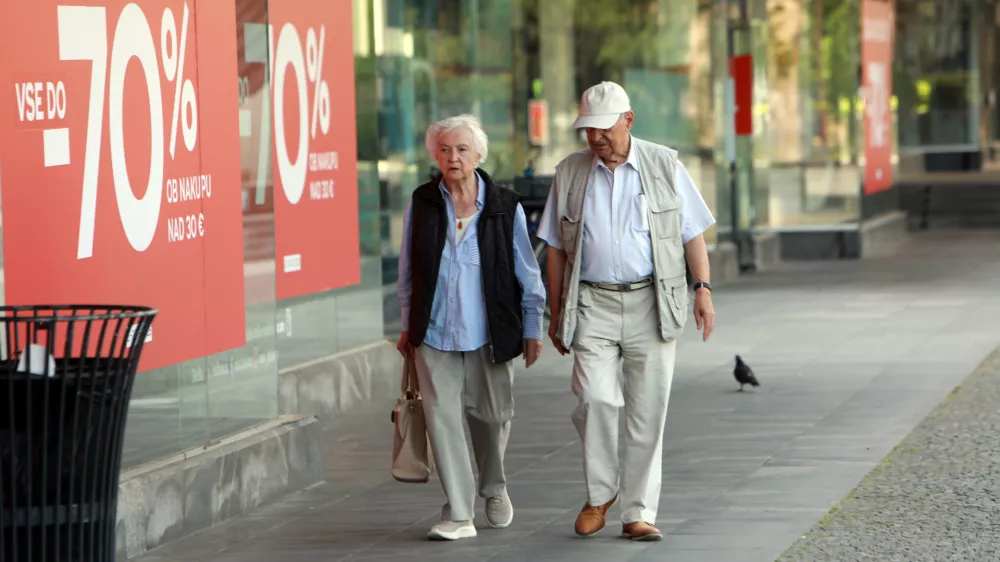 Kdor je zaposlen in hkrati s. p., plača dvakrat
