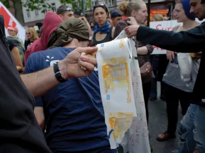 - ilustrativna fotografijaeuro, evro, devalvacija evra, toaletni papir, inflacija- mednarodni protesti proti varčevalnim ukrepom, "Blockupy Frankfurt"//FOTO: Tomaž Zajel&scaron;nik