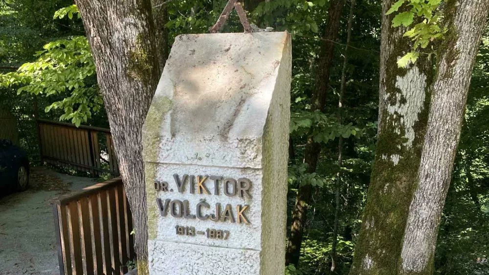Cerkno, Dolenji Novaki.V noci na cetrtek je neznani storilec ukradel bronasti kip Viktorja Volcjaka, ki je bil postavljen v blizini vhoda v bolnico Franja v Dolenjih Novakih.Foto: Mestni muzej Idrija