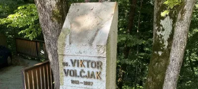 Cerkno, Dolenji Novaki.V noci na cetrtek je neznani storilec ukradel bronasti kip Viktorja Volcjaka, ki je bil postavljen v blizini vhoda v bolnico Franja v Dolenjih Novakih.Foto: Mestni muzej Idrija