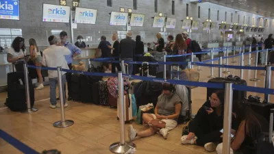 Travelers line up to check in for a flight following the announcement of a ceasefire between Israel and Iran, at Ben Gurion International Airport, near Tel Aviv, Israel, Wednesday, June 25, 2025. (AP Photo/Ohad Zwigenberg)