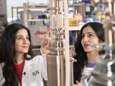 Neeka Mashouf and Leila Mashouf (US), Tomorrow Shapers of the Young Inventors Prize 2025A process that transforms industrial CO2 emissions into biodegradable cellulose, offering a sustainable manufacturing solution for multiple industries, invention of Neeka Mashouf and Leila Mashouf (USA), Tomorrow Shapers of the Young Inventors Prize 2025 / Foto: Epo