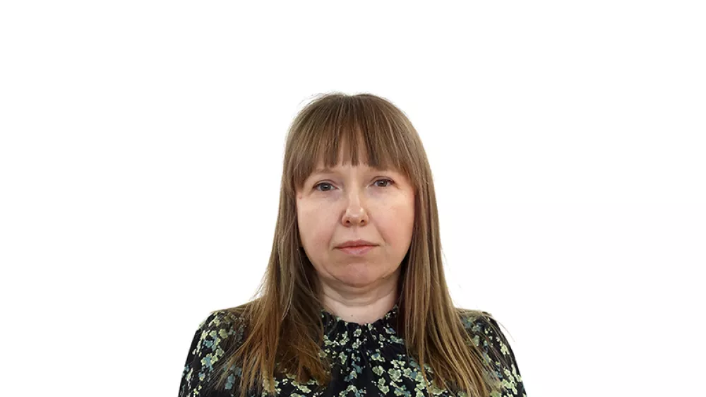 Nina KnavsZA ONLINE - Redakcija Dnevnik 2024 - portreti za komentarje in kolumne - kolumnisti - komentatorji &ndash; novinarji - portret //FOTO: Luka Cjuha / Foto: Luka Cjuha