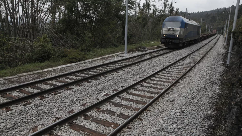 - podjetje Tegrad, gradnja železnic - železni&scaron;ki odsek med Postojno in Pivko - sanacija železni&scaron;ke infrastrukture - popravilo vozne mreže za napajanje električnih vlakov - železnice - železni&scaron;ka proga - Drugi Tir - simbolična fotografija- 01.10.2014 - odpravljanje posledic po ledeni ujmi - sanacija po žledolomu - žledolom - ledena ujma -  ///FOTO: Luka CjuhaOPOMBA: ZA OBJAVO V PRILOGI &ndash; DNEVNIKOV OBJEKTIV - REPORTAŽA 2014.
