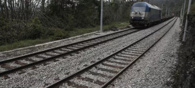 - podjetje Tegrad, gradnja železnic - železniški odsek med Postojno in Pivko - sanacija železniške infrastrukture - popravilo vozne mreže za napajanje električnih vlakov - železnice - železniška proga - Drugi Tir - simbolična fotografija- 01.10.2014 - odpravljanje posledic po ledeni ujmi - sanacija po žledolomu - žledolom - ledena ujma -  ///FOTO: Luka CjuhaOPOMBA: ZA OBJAVO V PRILOGI – DNEVNIKOV OBJEKTIV - REPORTAŽA 2014.