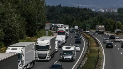 - Kolona vozil, DARS, Avto cesta, - 19.06.2025. - Zastoj na zahodni ljubljanski obvoznici med Kosezami in razcepom Kozarje zaradi začetka počitnic in praznikov v sosednjih državah.//FOTO: Bojan Velikonja