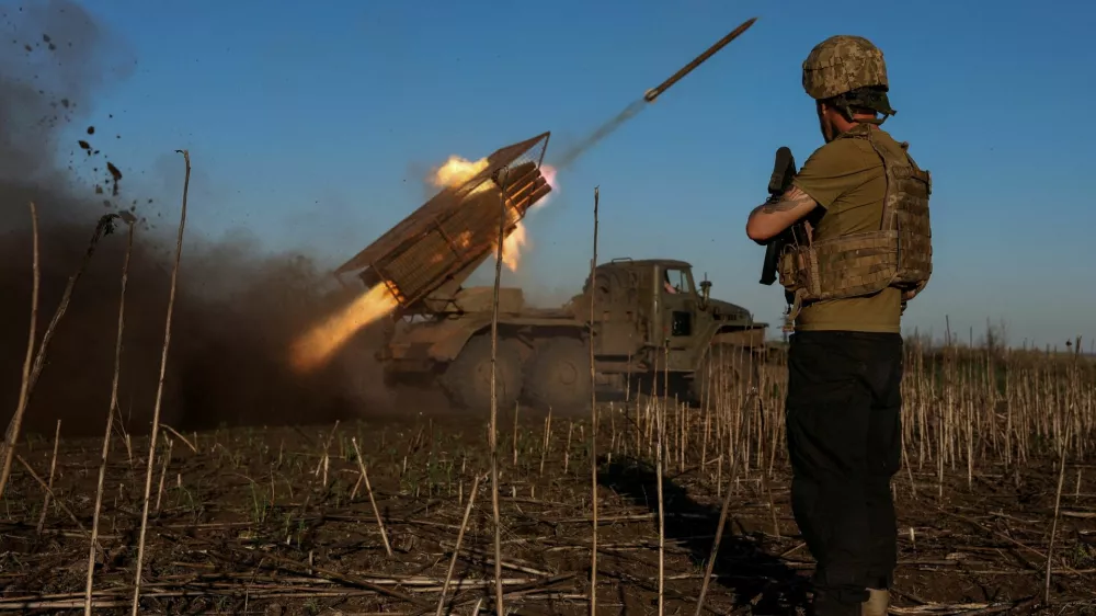 Ukrainian service members of the 25th Sicheslav Airborne Brigade fire a BM-21 Grad multiple rocket launch system towards Russian troops near the frontline town of Pokrovsk, amid Russia's attack on Ukraine, in Donetsk region, Ukraine April 19, 2025. REUTERS/Anatolii Stepanov   TPX IMAGES OF THE DAY