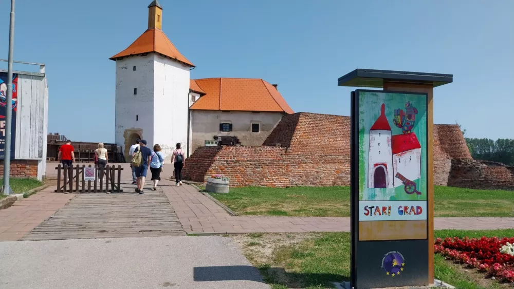 V gradu, ki je v osnovi iz 14. stoletja, je stalna zgodovinska zbirka ter razstava doniranih del iz zbirke znanega hrva&scaron;kega slikarja Ivana Lackovića Croate.