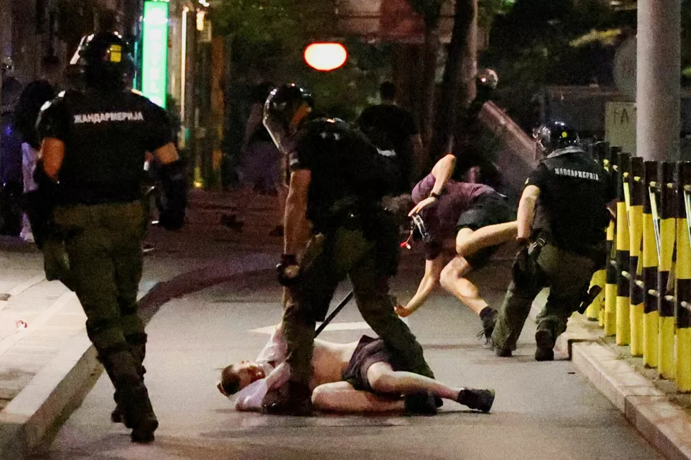 Law enforcement officers detain protesters during an anti-government protest by Serbian students and other demonstrators, demanding snap elections, in Belgrade, Serbia, June 28, 2025. REUTERS/Zorana Jevtic   TPX IMAGES OF THE DAY