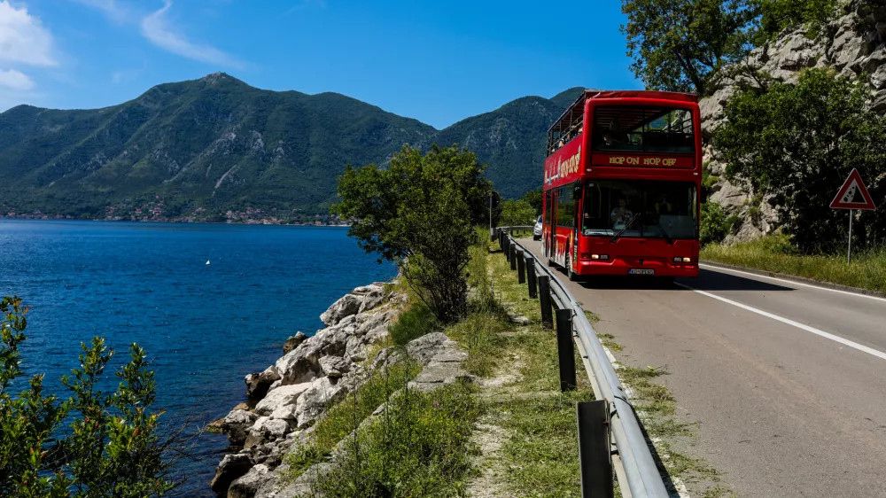 - Na poti od Herceg Novog do Svetog &Scaron;tefana.- Cesta ob obali v okolici Kotorja.- Boka Kotorska, Črna Gora- Turistični avtobus, turizem- 28.05.2025. - Reportaža o Jadranski magistrali ob 60. obletnici izgradnje in 70. obletnici začetka gradnje.- Jadranska magistrala, cesta, hrva&scaron;ka obala.OPOMBA: ZA OBJAVO V OBJEKTIVU!//FOTO: Bojan Velikonja