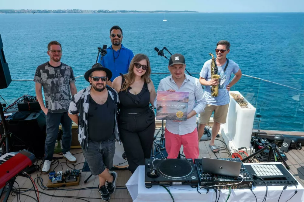 Na Terasi 99 so naslovni single s kompilacije v živo predstavili glasbeniki Manca Kozlovič, Erik Kramberger, Denis Horvat, Marko Hrvatin, David Morgan in idejni vodja in producent projekta, Benjamin Shock.