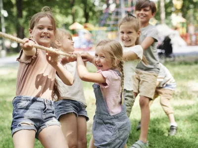 Group of kids playing tug of war / Foto: Gpointstudio