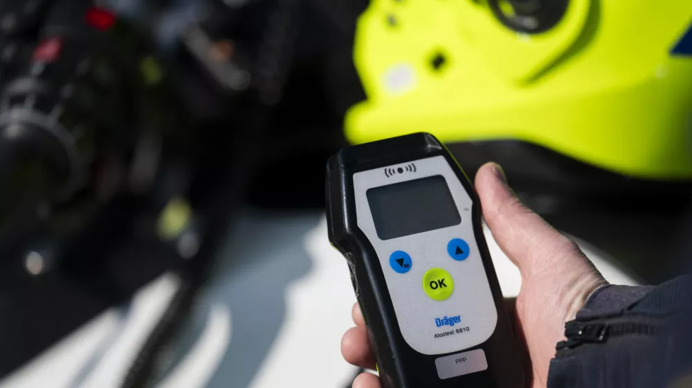 prometni nadzorpolicija - simbolična fotografijaprometna policijavarnost v prometupolicija na motorjihmotoristična policijaprehitri voznikiavtocestna policijaalkotestalkohol v prometu08.04.2025 Policijski nadzor, počivali&scaron;če PovodjeFOTO: Nik Erik Neubauer