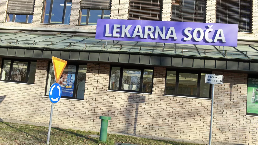 Lekarna URI Soča, Univerzitetni rehabilitacijski in&scaron;titut, Linhartova 51 v Ljubljani  - 28.11.2013 - protest lekarn - Večina lekarn po Sloveniji za eno uro protestno zaprla svoja vrata zaradi nespo&scaron;tovanja zakona o lekarni&scaron;ki dejavnosti, pri čemer v Lekarni&scaron;ki zbornici Slovenije izpostavljajo primer v Postojni, kjer Lekarna Ljubljana odpira svojo enoto.//FOTO: Luka Cjuha