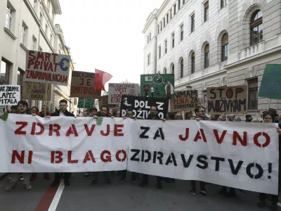 - 07.04.2023 - Protestni shod iniciative Glas ljudstva na Svetovni dan zdravja - Pohod za javno zdravstvo z Javno tribuno &ndash;zahtevali interventni zakon, v katerem predlagajo re&scaron;itve za krepitev javnega zdravstva - paket dveh zakonskih sprememb, ukinitev dopolnilnega zdravstvenega zavarovanja in predlog za pravičnej&scaron;i davek - protest //FOTO: Luka Cjuha