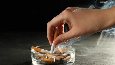 Woman extinguishing cigarette in glass ashtray / Foto: Liudmila Chernetska