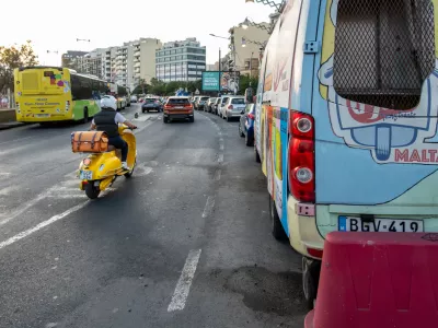 Na otoku je zelo veliko avtomobilov, avtobusi niso zanesljivi, kolesarjev pa skoraj&nbsp;ni. /&nbsp;Foto: iStock