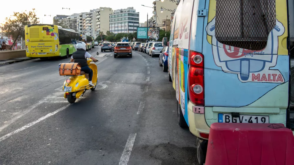 Na otoku je zelo veliko avtomobilov, avtobusi niso zanesljivi, kolesarjev pa skoraj&nbsp;ni. /&nbsp;Foto: iStock