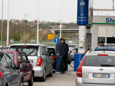 OMV bencinski servis &Scaron;kofijeGužva na črpalki, ki jo povzročajo italijanski vozniki zaradi cenej&scaron;ega goriva.//foto: Bojan Velikonja