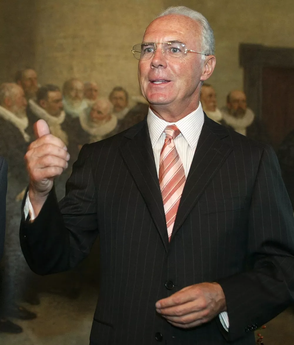 Franz Beckenbauer gestikuliert am Montag, 8. September 2003, im Buergermeistersaal des Hamburger Rathauses vor dem Gemaelde "Einzug in den Senat" aus dem Jahre 1901. Beckenbauer weilte im Rathaus der Hansestadt zu einem Gespraech mit Buergermeister Ole von Beust und einem Eintrag ins Goldene Buch der Stadt. In dem Gespraech mit Beust ging es um die Vorbereitungen fuer die Fussball-Weltmeisterschaft 2006 und dem Austragungsort Hamburg. (AP Photo/Christof Stache) / Foto: Christof Stache