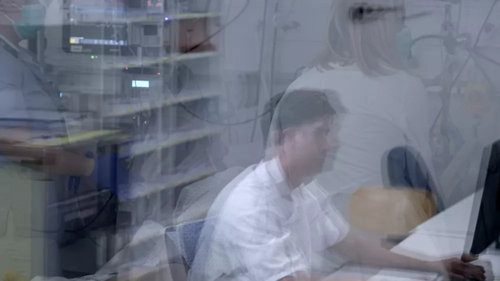 - simbolična fotografija - zdravstvo, zdravnik, medicinska sestra, medicinsko osebje, pacient, bolnica, bolni&scaron;nica- 12.03.2025 - ministrica za zdravje Valentina Prevolnik Rupel si je na delovnem obisku v Univerzitetnem kliničnem centru (UKC) ogledala tekoče investicije//FOTO: Jaka Gasar