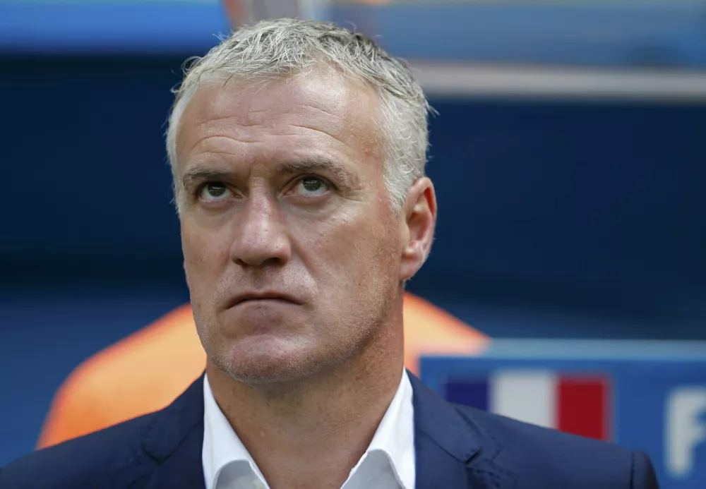 France's coach Didier Deschamps looks on before the start of their 2014 World Cup round of 16 game against Nigeria at the Brasilia national stadium in Brasilia June 30, 2014. REUTERS/Jorge Silva (BRAZIL - Tags: SOCCER SPORT WORLD CUP) / Foto: Jorge Silva