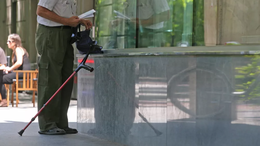 - Ilustrativna fotografija,starej&scaron;i občani, upokojenci, pokojnina, pokojninska reforma//FOTO: Luka CjuhaOPOMBA: ZA OBJAVO V ČASOPISU DNEVNIK
