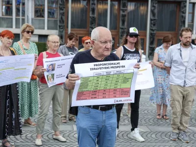 - 01.07.2025 - novinarska konferenca civilne iniciative Glas ljudstva pred Državnim zborom//FOTO: Jaka Gasar