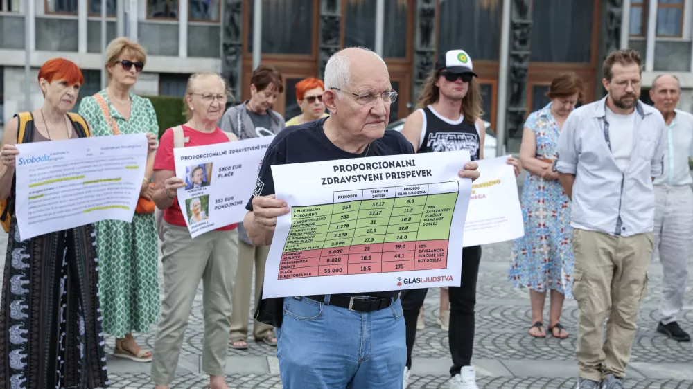 - 01.07.2025 - novinarska konferenca civilne iniciative Glas ljudstva pred Državnim zborom//FOTO: Jaka Gasar